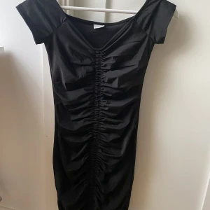 Svart klänning - Svart liten klänning från Gina tricot, använd en gång 🤍