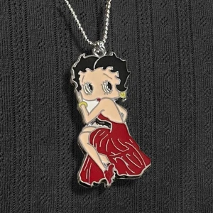 Betty Boop halsband !! - Betty Boop-halsband med kulkedja 🍷 ☆ Jag postar vanligtvis med frimärken, frakt tillkommer då på 18kr & kommunikation sker via plicks DM (bifogar alltid postbevis). Det går dock även bra att betala genom plicks egna lösning.