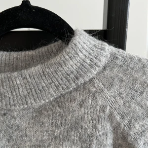 Stickad tröja från H&M  - Grå stickad tröja från H&M. Knappast använd. Storlek M.