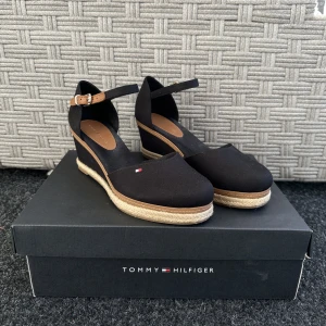 Tommy Hilfiger sandal - Tommy Hilfiger sandal storlek 39 säljes i nyskick! Använda en kväll. 
