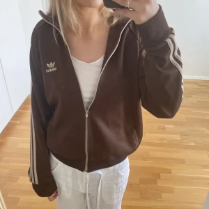 adidas zip up - As snygg zip up från adidas! Har några små fläckar (se bild 3) annars bra skick💗 Storlek M men passar mig som har xs/s