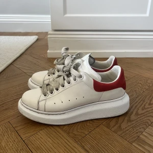 Alexander Maqueen skor  - Skor ifrån Alexander Maqueen. Använda men bra skick. Storlek 38.5. 