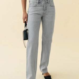 Gråa jeans fårn Gina tricot aldrig andvända då dom är för små men svin fina och helt nya.raka jenas köpta för 599kr