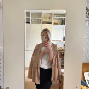 Oversized kavaj beige - Storlek 38, tyget påminner lite om linne. 