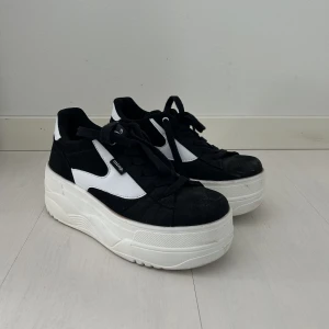 MTNG sneakers - Använt två gånger, nyskick. Nypris 879kr🙋🏻‍♀️