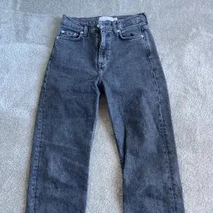 Grå- svarta jeans från Other Stories. Snygg modell. Säljer då dem är för korta för mig (jag är 175). Använts fåtal gånger. Skulle säga att jeansen passar en XS/S