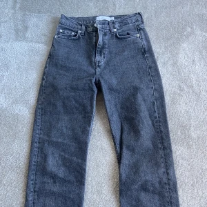 Grå jeans - Grå- svarta jeans från Other Stories. Snygg modell. Säljer då dem är för korta för mig (jag är 175). Använts fåtal gånger. Skulle säga att jeansen passar en XS/S