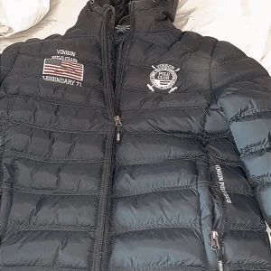 Polo Jacka  - Hej!  Säljer denna polo jackan i storlek S. Den är använd fåtal gånger. Nypris är 1000kr