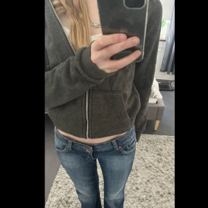 esprit low waist jeans - INTRESSEKOLL! säljer mina jätte snygga låg midjade edc by esprit jeans. Säljs vid bra pris! Midjemått är ca 72 cm ❤️‍🔥sitter bra på mig som är 163! Pris kan diskuteras!