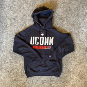 College Hoodie UCONN - Champion Collegetröja i storlek S  