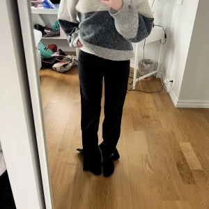 Jeans - Säljer mina superfina svarta jeans med slits från Ida Carlssons kollektion med Madlady💕de är knappt använda så de är som nya!!💕