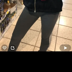 Zara byxor - Använd en gång, liten i storlek - dock lite stretch i midjan   Typ lite kontorstilsbyxor mem väldigt fräscha, fejkfickor på baksida.