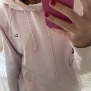 Levis hoodie  - Jättemysig Levis hoodie 💞 storlek xs men den är oversized i storleken så passar S 