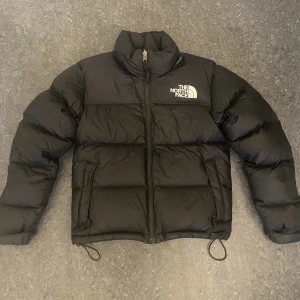 The North Face Puffer Jacket - The North Face Nuptse pufferjacket i väldigt bra skick. Endast använd en vinter, Nypris ca 3500kr. Säljer för 1800 men pris kan diskuteras.