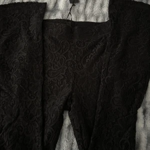 Byxor - Utsvängda byxor som är jätte fina men är tyvärr it min still, helt ny me pris lapp också!