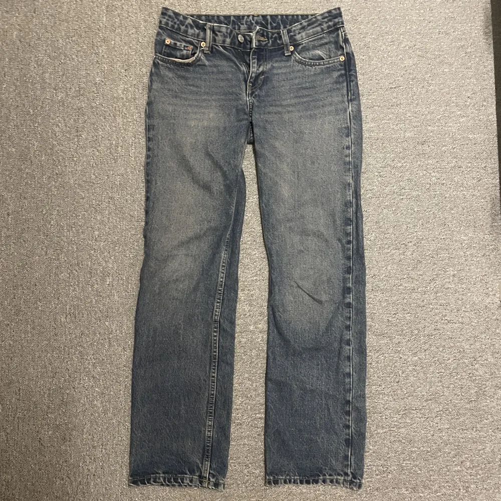 Jättefina jeans från weekday, de är låg/mid waist och i modellen ”arrow”. Nypris: 590kr. De är lite slitna men har inga defekter 💕. Jeans & Byxor.