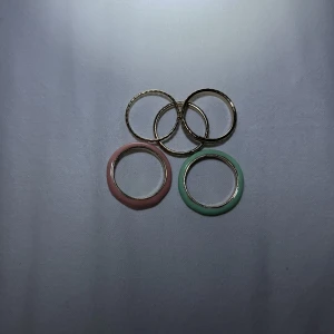 Ringar  - Seljer dessa jätte fina ringar från HM. Helt oandvänd. Är öppen för prisförslag.