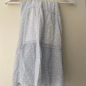 Denna kjolen är köpt för ungefär två månader sedan. Men ingen har använt den. Den är tunn och stretchig vid midjan. 