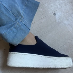 Superfina tygskor - Mörkblå enty skor, har tecken på användning men fortfarande mycket att ge 💕💕 står storlek 39 men jag som har 40 kan ha de