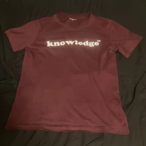 Cotton Knowledge T-shirt - Säljer en T-shirt från ”Cottonkowlegde. Skick 9/10 Nypris 4-500 tror jag Tror inte att den här modellen säljs längre
