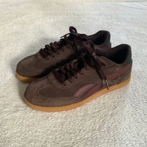 Reebok-sneakers - Bruna sneakers med vinröda detaljer, från Reebok! Påminner lite om Adidas Samba 👟❤️‍🔥