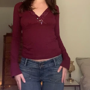 Långärmad topp - Rosalila blus/topp med paljetter runt halsen och utsvängda ärmar, från märket Pimkie! 🤍