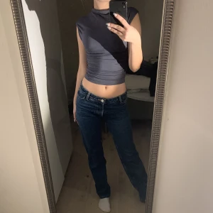 Blåa monki jeans - Jätte fina straighta monki jeans! Färg- mörk blå. Storlek- 24😍Tror inte dem säljs längre, hittar ej dem på hemsidan. Original priset låg på 600 men säljer för 300! Frågor, funderingar eller vill ha fler bilder skriv bara privat💕(KÖPARE STÅR FÖR FRAKT!)🚚