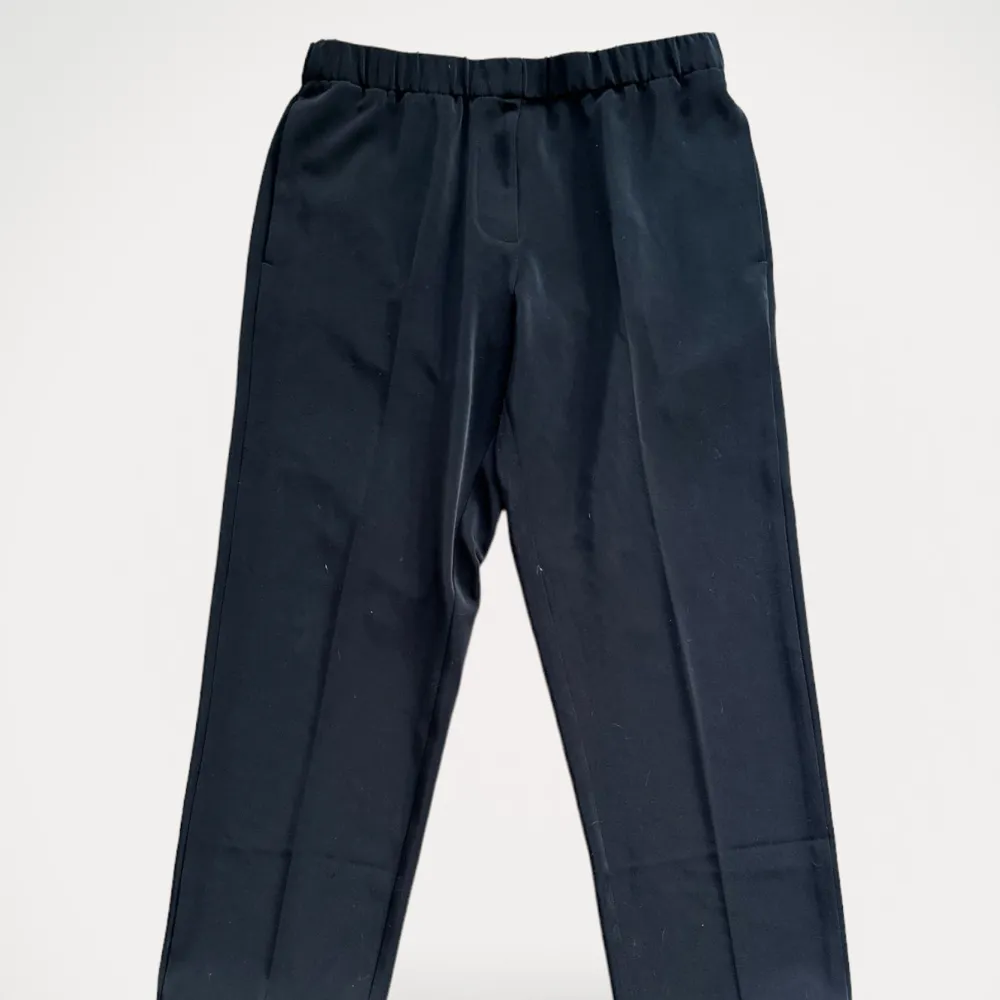 Byxor från Samsoe & Samsoe, modell Hoys pants.  Storlek: S Material: Polyester, elasten, viskos Använd, men utan anmärkning.  Kommentar från säljaren: Glansigt material. Jeans & Byxor.