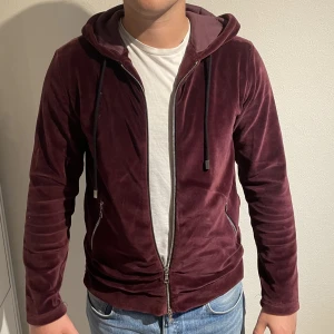 Limitato zip hoodie - Limitato zip Hoodie, storlek S. Köpt på NK i Sthlm, nypris 4000kr. Använd fåtal gånger, mycket bra skick! Orginallåda och orginal tag medföljer.