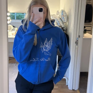 Blå hoodie  - Hoodie i en jättefin blå färg med glitter-detaljer