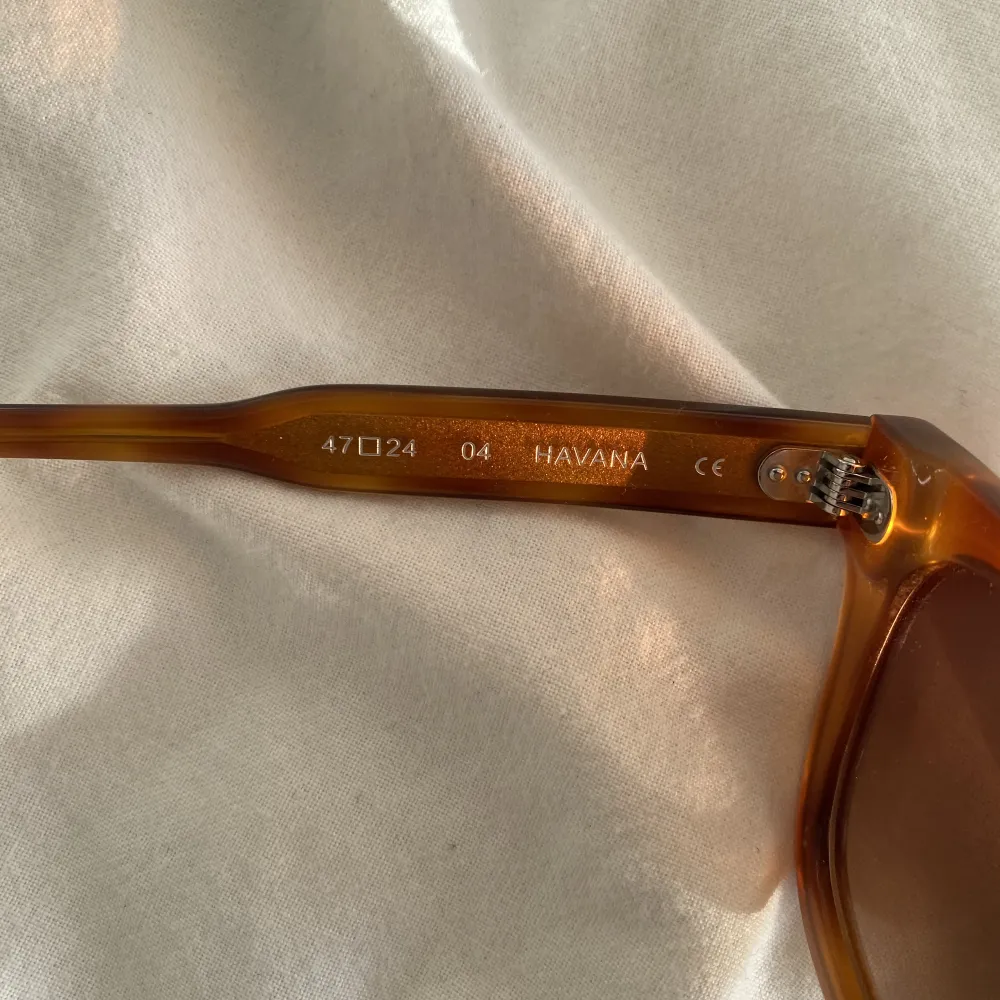 Chimi solglasögon 04 Havana 🤍 slutsålda och köpta för ca 1200kr. Fint skick, box mm tillkommer tyvärr inte. 900kr . Accessoarer.