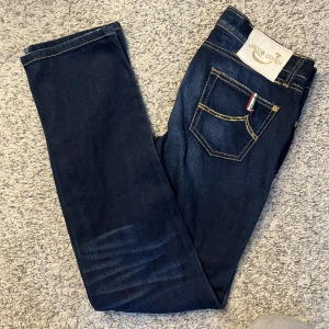 Jacob Cohën jeans - Jacob Cohën jeans. Fet blå färg, skick 9/10. Storlek 30. Passar lite litet på mig som är 191 cm så de passar bra om du är ca 180-190 cm lång. Skriv vid frågor eller funderingar!