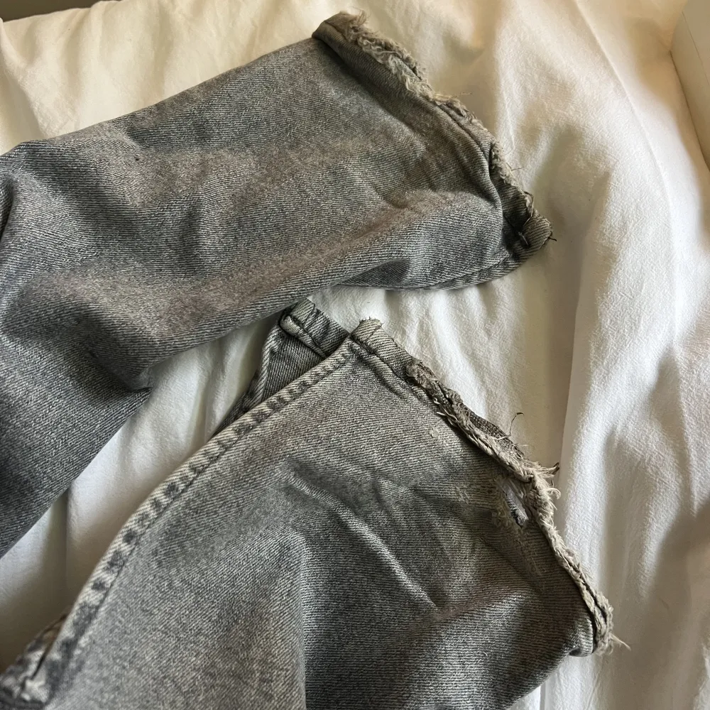 Jätte fina gråa jeans, använder dock inte längre! Jag är 160 cm och dom är lite långa på mig. Lite sönderslitna där bak vid hälen men annars i väldigt bra skick. . Jeans & Byxor.