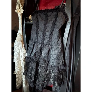 Gothic klänning - Säljer denna då den va alldeles för stor för mig🖤Banden går att reglera och snörning i ryggen🖤