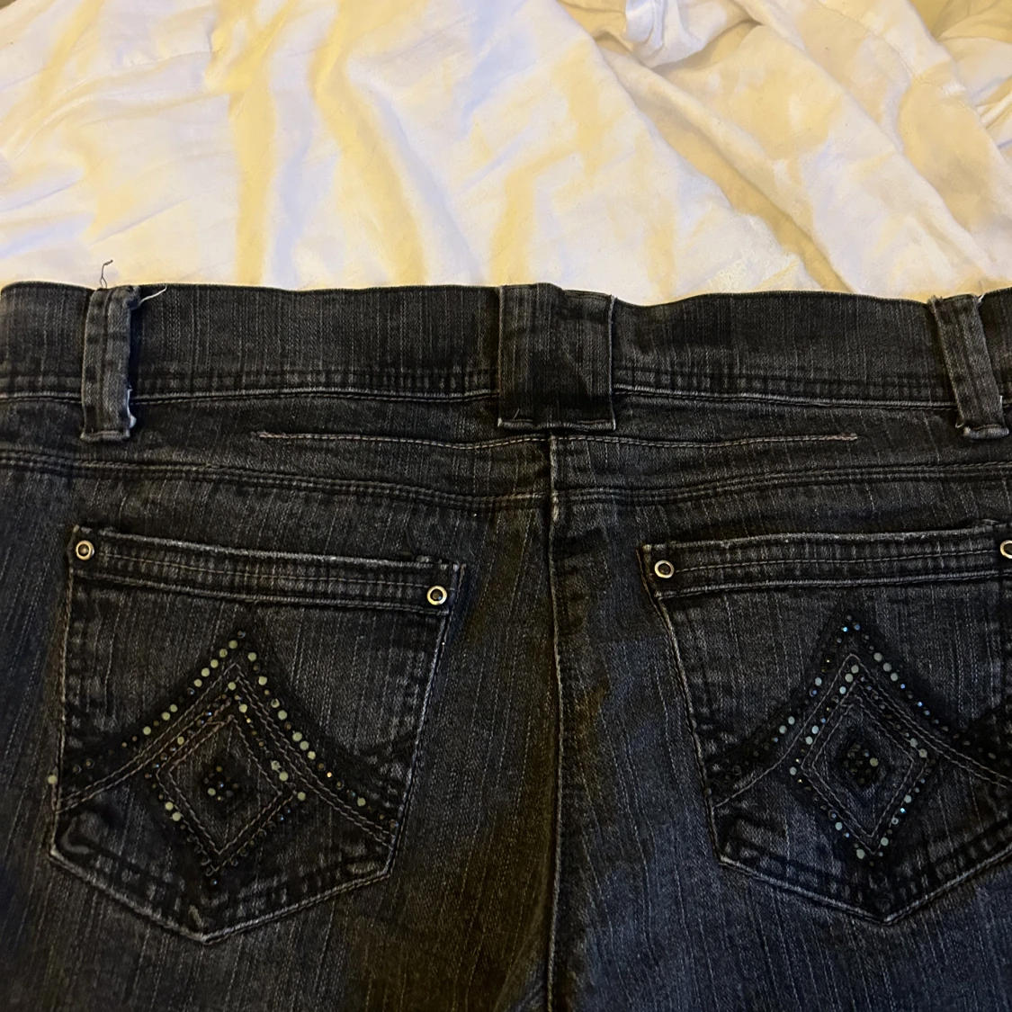 Lågmidjade jeans med detaljer på fickorna  - 90