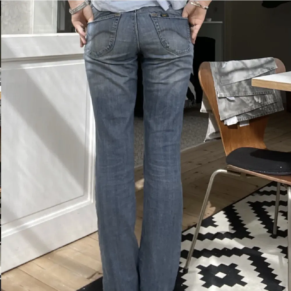 Säljer dessa lågmidjade jeans ifrån lee för att de är lite stora på mig. Midjemåttet är 85cm och innerbenslängden 83cm skriv privat om du undrar över något!💓. Jeans & Byxor.
