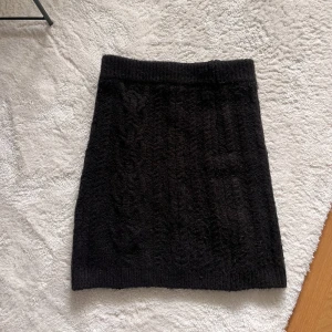 Stickad kjol - Säljer en stickad kjol från nakd, väldigt skön nu på hösten! Storlek s