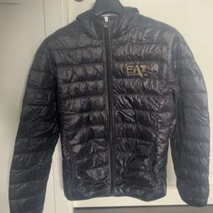 Tjena! Säljer nu min EA7 jacka som jag ej använder längre, den är i storlek M. Hör av er vid frågor eller prisförslag!