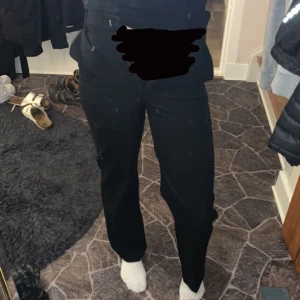 Kostymbyxor  - Säljer dessa kostymbyxor då de inte passar i midjan längre. ( inte skitiga, de är spegeln, fråga för bättre bild ) 