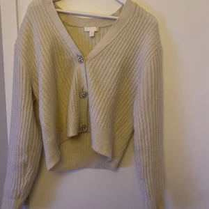 Tröja - Stickad kofta från zara med diamant knappar. Inga fläckar, hål osv. Använt fåtal gånger 