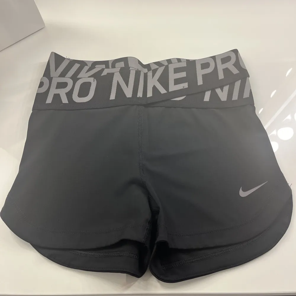 Träningsshorts från Nike som knappt använts! Modellerna är olika, men båda shortsen är i strl XS. !!( Köp båda för 150:- )!!. Shorts.