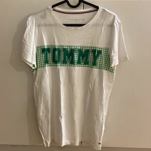 Tommy Hilfiger tröja  - Säljer min sjukt snygga Tommy Hilfiger t-shirt pga ingen användning för den längre. Coolt tryck ❤️