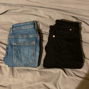 Två par skinny jeans ifrån bikbok. Köpta för 500kr st men säljer för 150kr då de inte längre är min stil. Skriv privat för mer bilder. 