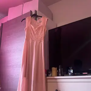 En fin rosa klänning, han använd några gånger bara. Storlek S