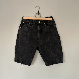 Jeansshorts - Använd - i fint skick. Tidigare varit långa jeans som jag själv klippt av