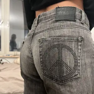 Lågmidjade jeans i storlek 28 (ungefär S)  165 cm lång på bilden 