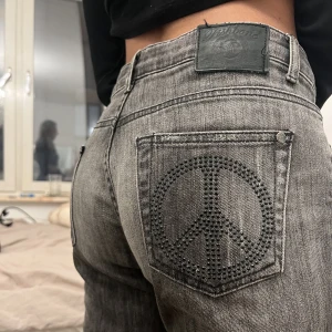 Low waist jeans  - Lågmidjade jeans i storlek 28 (ungefär S)  165 cm lång på bilden 