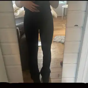 Kostymbyxor/tights från Lindex. Dem sitter bra och är bekväma dock lite för långa för mig som är 160cm. Dem har fakefickor bak❤️