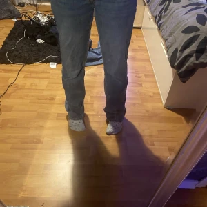 low waist blåa jeans - Zara - Så fina low waist/mid waist jeans från zara, sitter perfekt men råka gå hem 2 par så säljer dessa. 