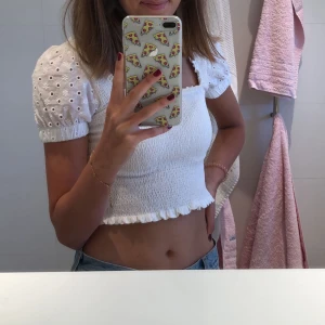 Vit blus med puffaxlar - Vit blus som är använd endast ett fåtal gånger och därav i toppskick. Otroligt söt med puffaxlar med mönster. 